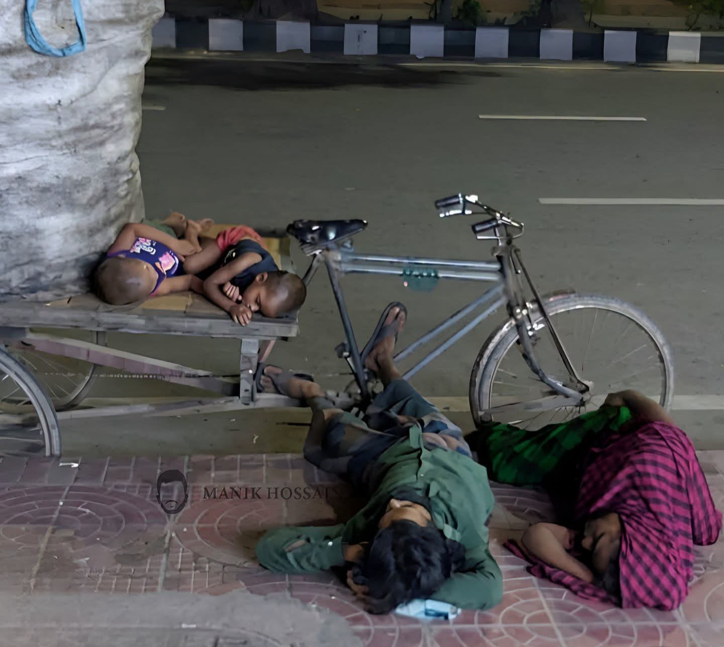 ফুটপাতেই রাত কাটে পরিবারের, খোলা আকাশই একমাত্র ছাদ